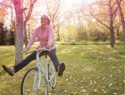 Bild på en kvinna som cyklar. Bilden illustrerar en kvinna som lever och mår bra som vanligt även under menstruationen.