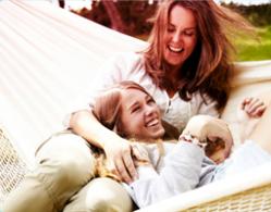 Bild på två leende kvinnor som ligger i en hängmatta. Bilden illustrerar vikten av att vara avslappnad och ha en bra kommunikation.